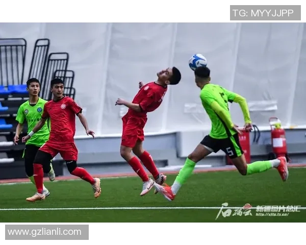 在绿茵场上追梦的少年与足球明星的奇幻冒险之旅